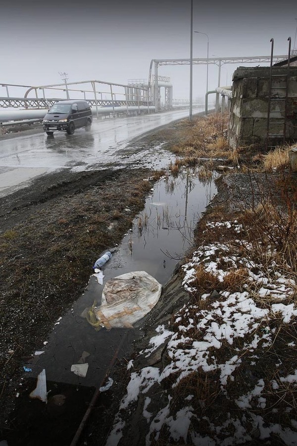 Вода камень точит... и бетонные дороги Анадыря