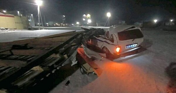 В Чукотском районе ветром сорвало крышу, которая повредила служебный автомобиль ГИБДД