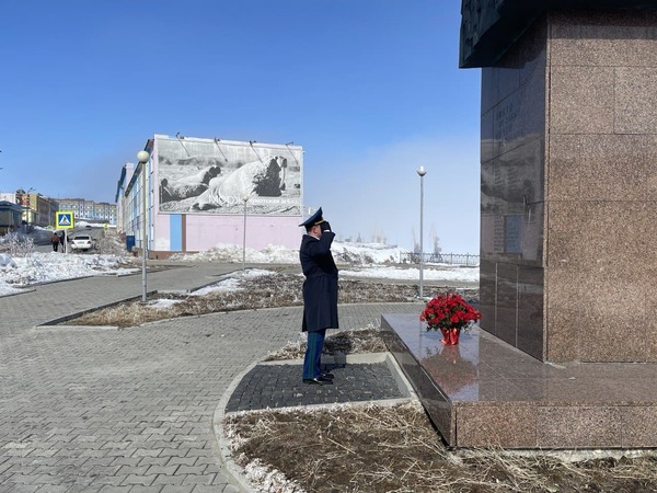 В преддверии 76-й годовщины Победы в Великой Отечественной войне работники органов прокуратуры округа приняли участие в памятных мероприятиях
