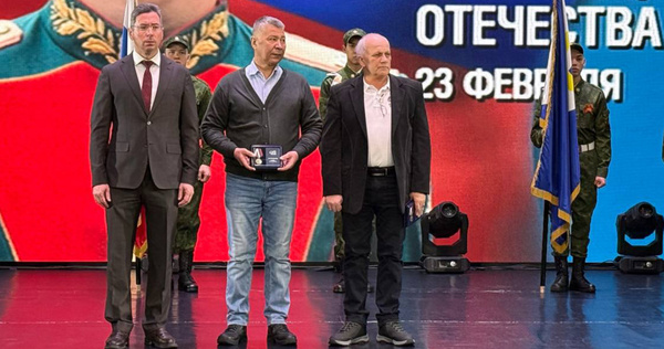 На Чукотке вручили медали "Отец солдата" родителям, воспитавших героев СВО