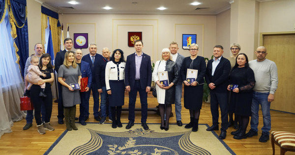 Супружеские пары со стажем награждены медалями "За любовь и верность" в Анадыре