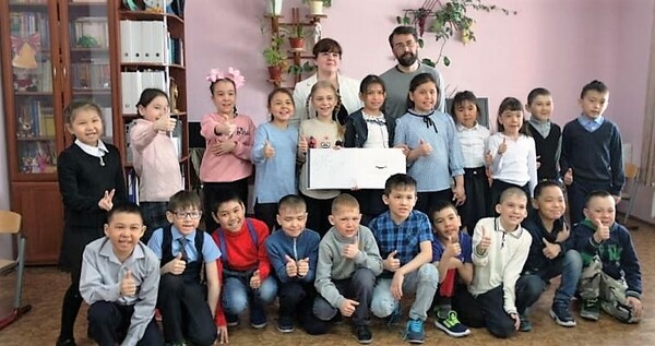 Алексей Вахрушев наградил победителей конкурса "Книга моря" из Чукотского района