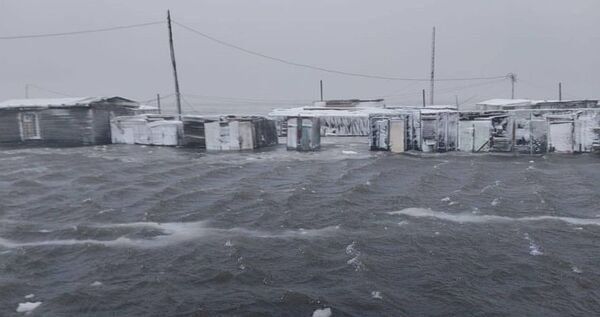 Энергоснабжение восстановили в подтопленном штормом селе Рыткучи
