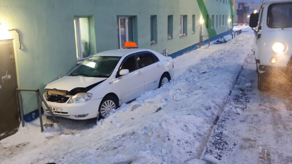 В Анадыре произошло дорожно‑транспортное происшествие с участием автомобиля такси