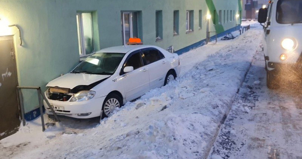 В Анадыре таксист скончался за рулём, а пьяный водитель попал в ДТП