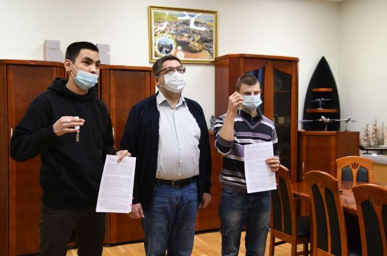 Ключи от квартир получили двое сирот в Анадыре