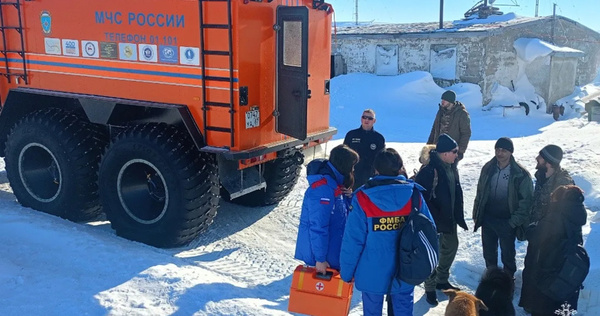 На полярную станцию "Валькаркай" доставили продукты и морозильный ларь