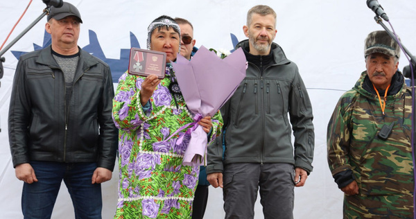 Губернатор Чукотки вручил орден Мужества родственникам погибшего на СВО костореза