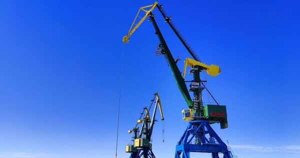 Новый портальный кран смонтировали  в порту Певека