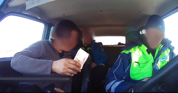 Пьяный водитель грузовика в Певеке попытался дать взятку сотрудникам ГИБДД