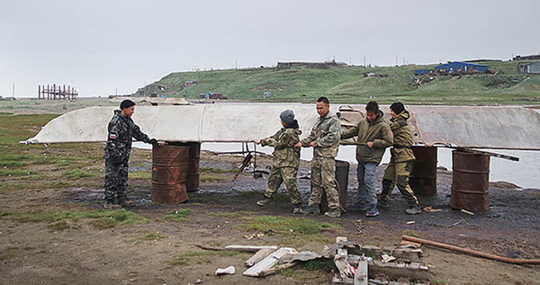 Морзверобои Чукотского района строят новые байдары к регате
