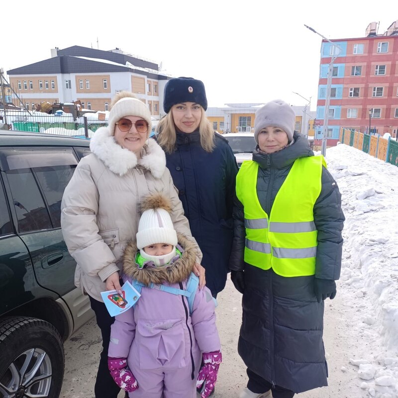В Анадыре Госавтоинспекторы и «Родительский патруль» детского сада «Сказка» напомнили родителям-водителям о правилах безопасной перевозки детей-пассажиров
