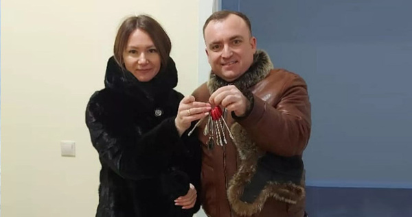 Медики и педагоги Угольных Копей получили ключи от восьми квартир в новом доме