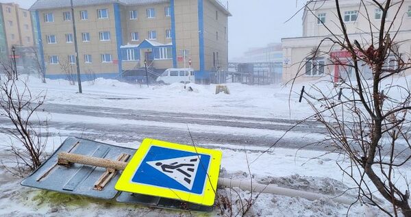Сорванные кровли и поваленные дорожные знаки: на Чукотке устраняют последствия пурги